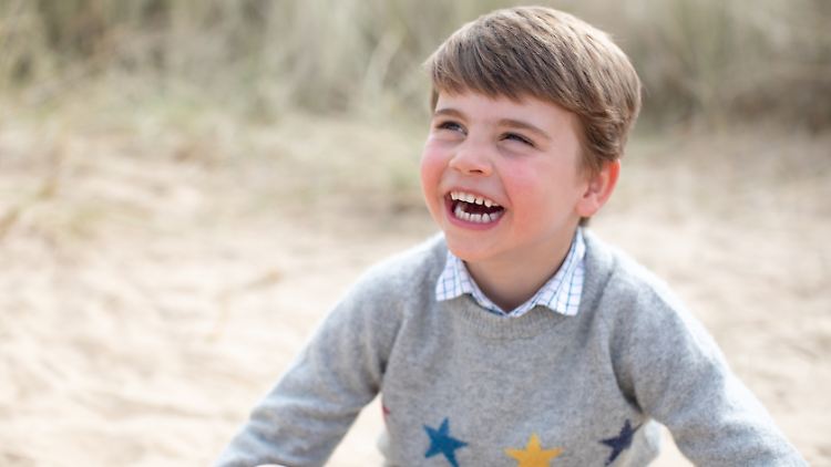Bestens gelaunt, lässt sich Prinz Louis von Mama Kate fotografieren.