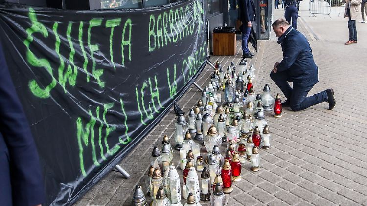 Der Präsident von Polen, Andrzej Duda, kniet vor dem Eingang des Bergwerkes, in dem sich am Mittwoch das erste Unglück ereignete.