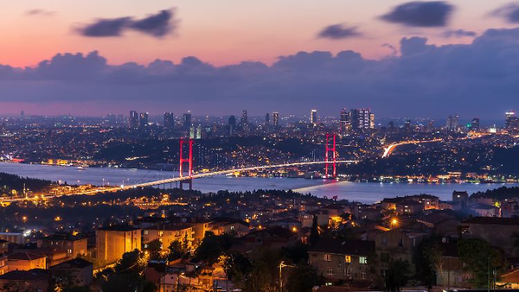 Der Roman spielt zu großen Teilen in der Türkei, wo diplomatische Brücken zu bauen oftmals vergeblich ist.
