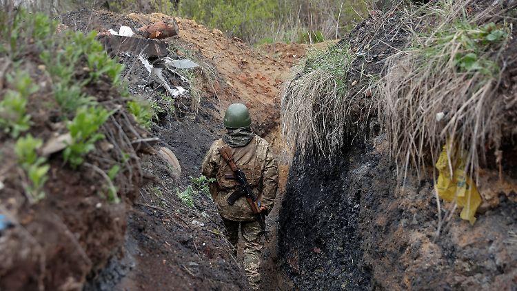Russland als auch die Ukraine und ihre Unterstützer werfen sich gegenseitig seit Wochen Pläne für den Einsatz von Massenvernichtungswaffen vor. 