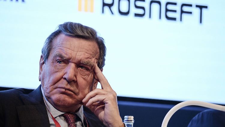 Schröder ist Aufsichtsratschef beim staatlichen russischen Energieriesen Rosneft.