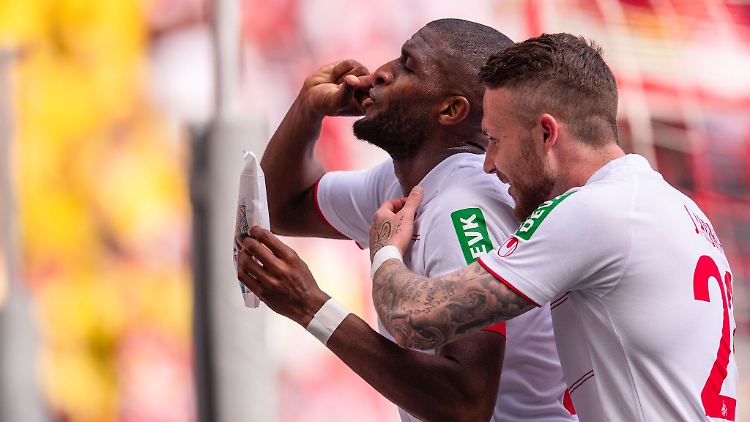 Kölns Torschütze Anthony Modeste (links) zog im April mit seinem Kaffee-Jubel den Ärger von Trainer Baumgart auf sich und wechselt nun wohl zum BVB.