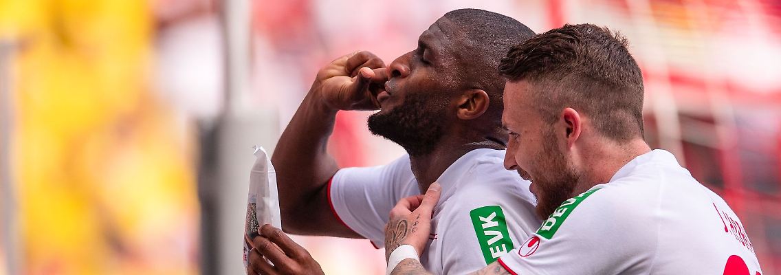 Kölns Torschütze Anthony Modeste (l) zog mit seinem Kaffee-Jubel den Ärger von Trainer Baumgart auf sich.