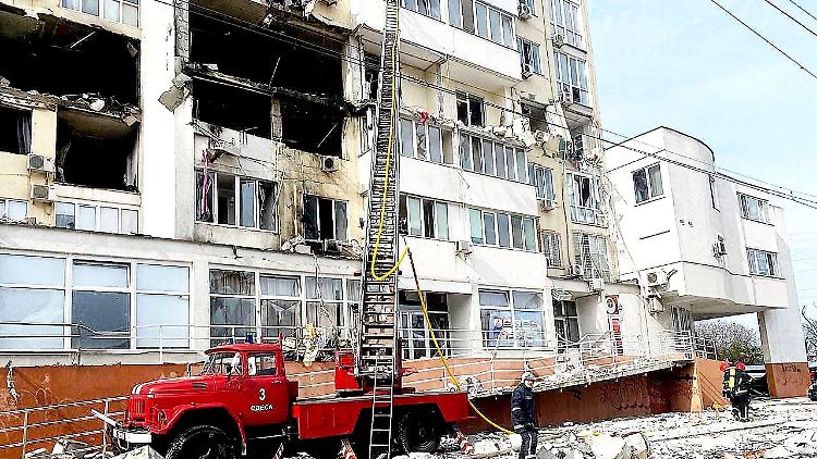 Mindestens acht Menschen kamen bei Raketenangriffen auf Odessa ums Leben.