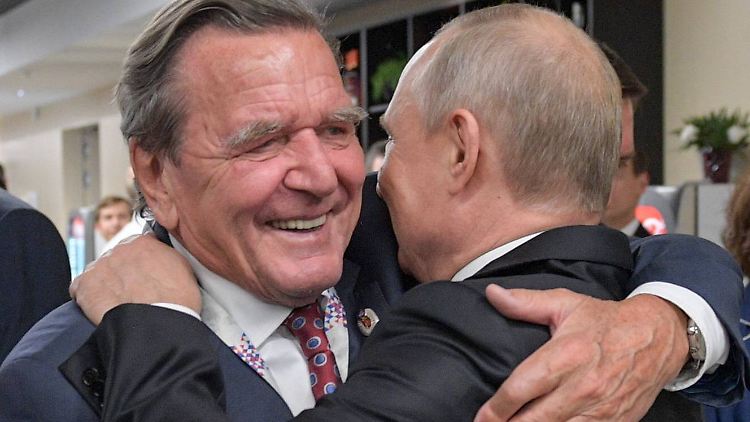 Seit Jahren sind Schröder und Putin eng befreundet.