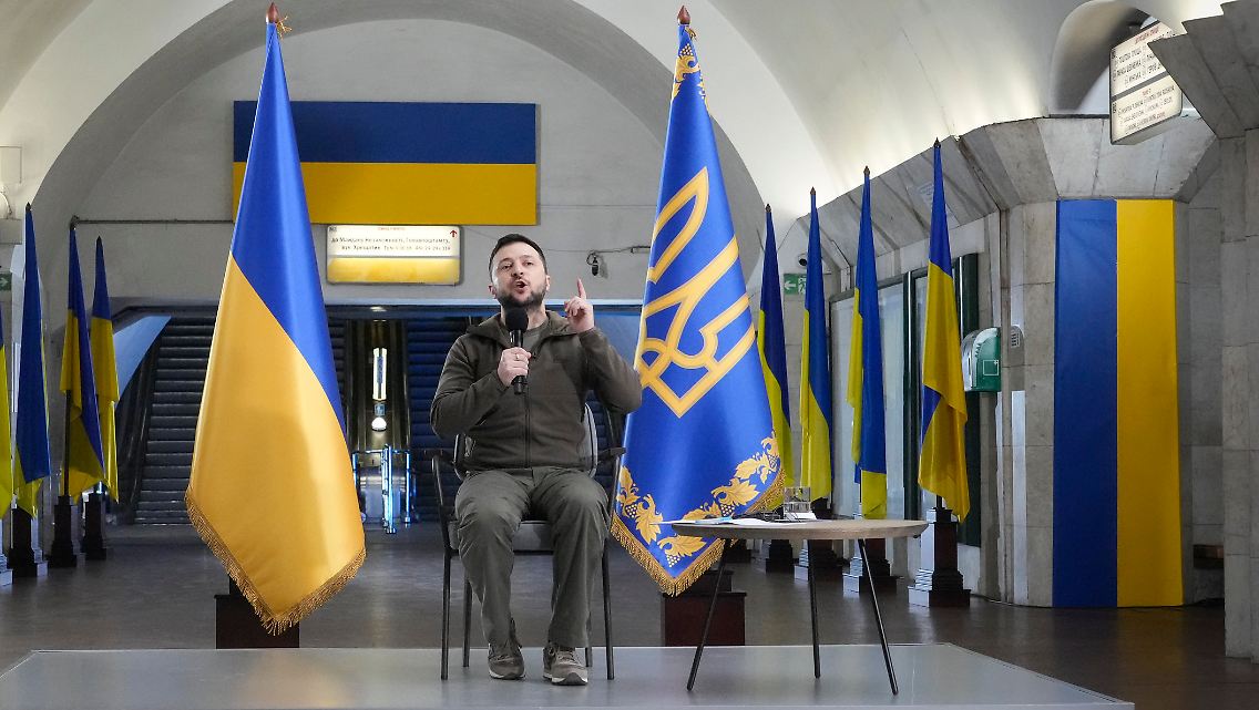 Selenskyj äußerte sich auf einer Pressekonferenz in einer U-Bahn-Station.