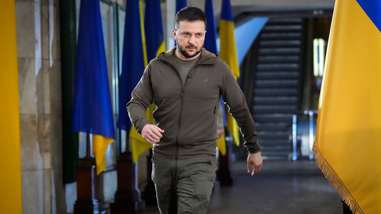 Der Krieg sei in der Ukraine und "ihr habt das, was ihr gerade nicht braucht, und wir brauchen sehr viel", sagte Selenskyj an Deutschland gerichtet.