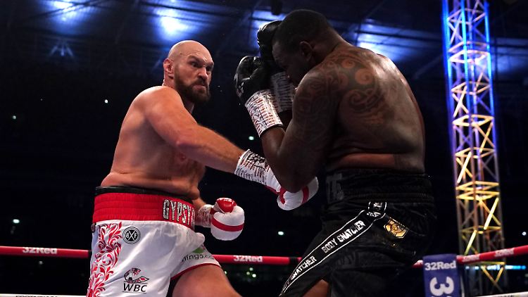 Tyson Fury (l.) und Dillian Whyte im Kampf um den Weltmeistertitel.