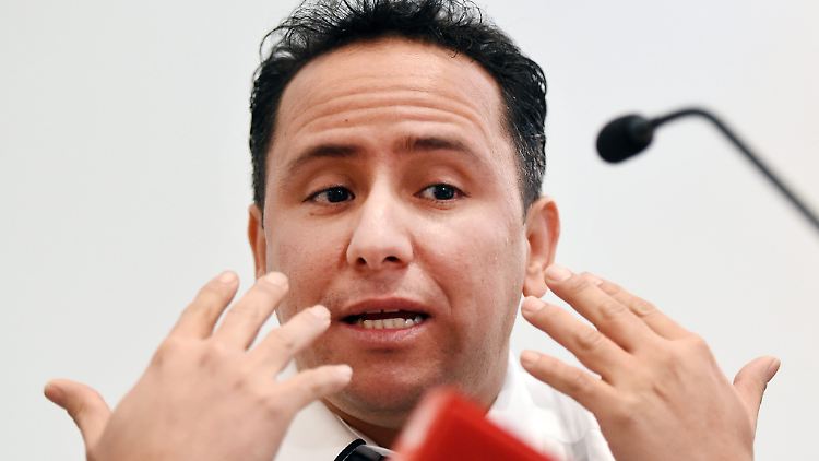 Der Bruder des inhaftierten Mohamedou Ould Slahi, Yahdih, stellte 2015 ein Tagebuch seines Bruder vor, das dessen Martyrium im Gefangenenlager Guantanamo dokumentiert. 