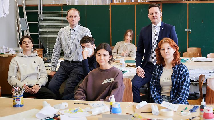 Der geflüchtete ukrainische Lehrer Andrii Tsybukh (2. von links) unterrichtet an einem Berliner Gymnasium. 