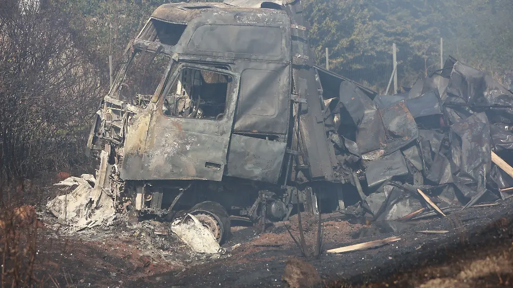 Auf-der-Autobahn-2-bei-Bornstedt-sind-drei-Lkw-in-Brand-geraten