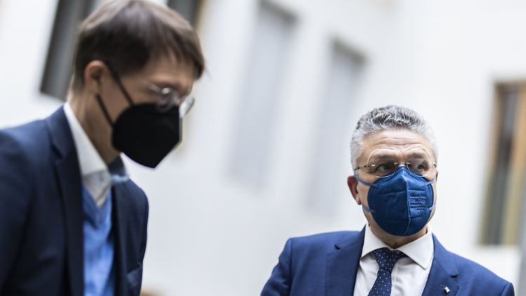 RKI-Chef Wieler (r.) scheint im Gesundheitsministerium von Minister Lauterbach nicht willkommen.