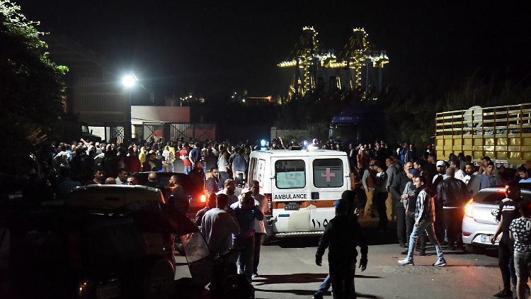 Krankenwagen im Einsatz in Tripoli. 45 Menschen wurden nach Regierungsangaben gerettet.