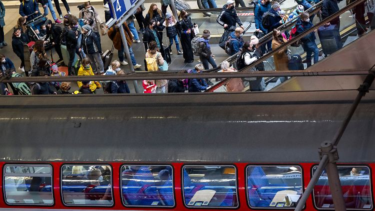 Das 9-Euro-Ticket gilt für Busse, S- und U-Bahnen sowie für Straßenbahnen. Aber auch Regionalbahnen können damit genutzt werden.