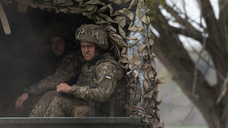 Ukrainische Soldaten auf dem Weg zur Front in der Nähe der ostukrainischen Stadt Isjum. 