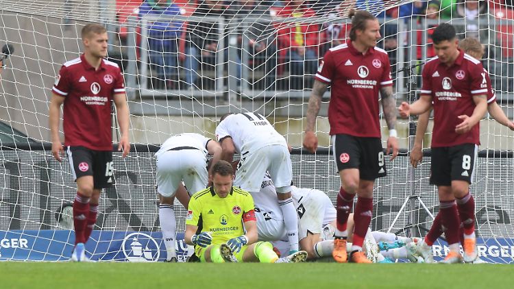 Frust bei Christian Mathenia: Der 1. FC Nürnberg kassiert vier Tore nach Eckbällen.
