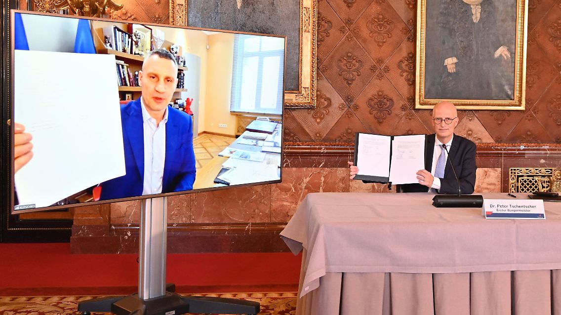 Die beiden Stadtoberhäupter Klitschko (l., live zugeschaltet) und Tschentscher.