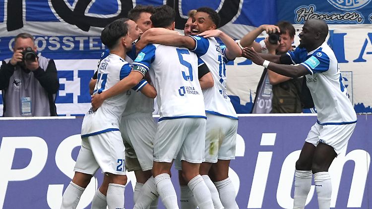 Der 1. FC Magdeburg feiert die Rückkehr in die 2. Fußball-Bundesliga.