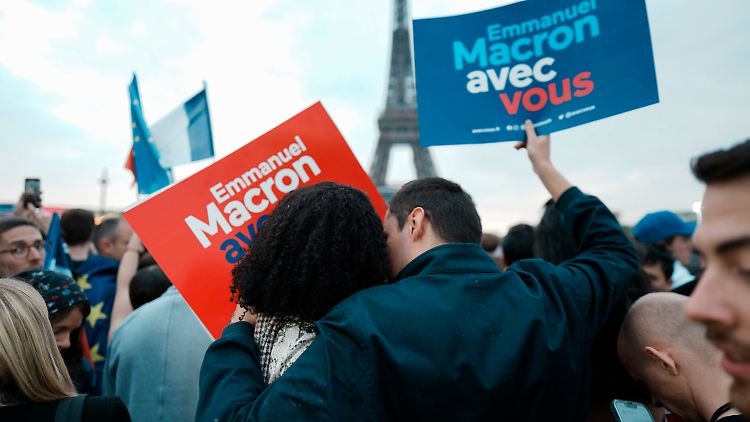 Macron hat es geschafft - auch zur Freude dieser Anhänger.