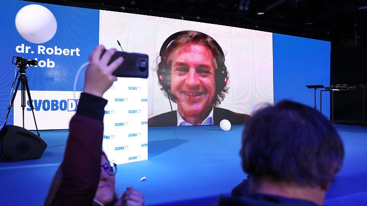 Golob verbrachte den Wahltag aufgrund einer Corona-Ansteckung in häuslicher Isolation in seiner Heimatstadt Nova Gorica.