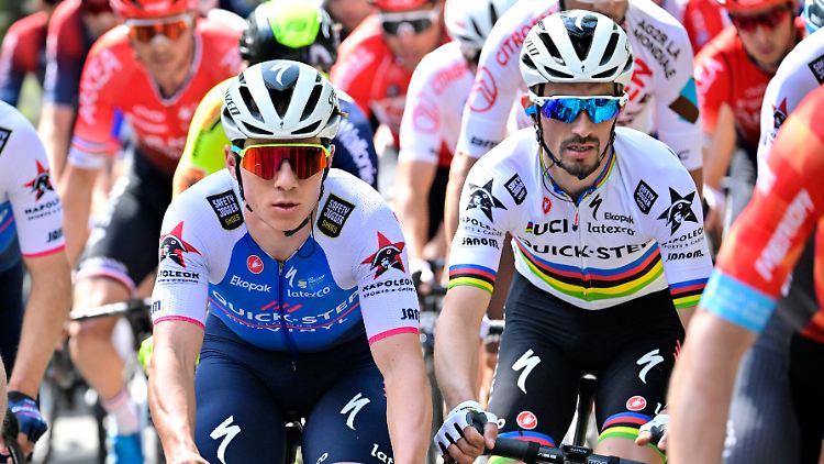 Der später verunglückte Weltmeister Julian Alaphilippe (rechts) und der spätere Klassiker-Sieger Remce Evenepoel.