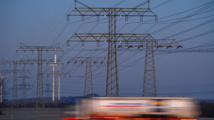 Wegen der stark steigenden Energiepreise verschieben laut einer Umfrage viele Firmen Investitionen - und müssen Preise erhöhen.
