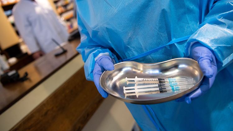 In Deutschland empfiehlt die STIKO den zweiten Booster derzeit für Menschen ab 70 und Menschen mit bestimmten Vorerkrankungen.