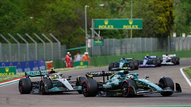 Sebastian Vettel liegt vor Lewis Hamilton: Ein Bild, an das sich der Mercedes-Pilot Hamilton nicht gewöhnen will.