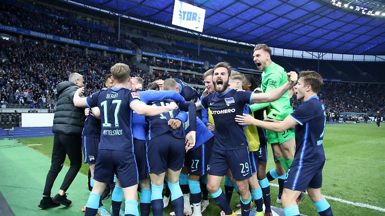 Keeper Marcel Lotka (Grünes Trikot) sprintete nach dem 2:0 über das gesamte Spielfeld. Den letzten Meter in die Kurve wollte er später nicht gehen.
