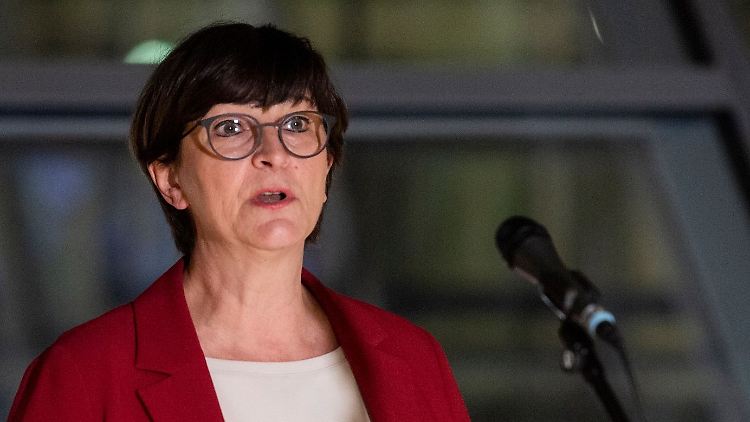 Esken ist offen für mehr Schulden - weil es so viele Krisenherde gibt. Lindner will dagegen die Schuldenbremse künftig wieder einhalten.