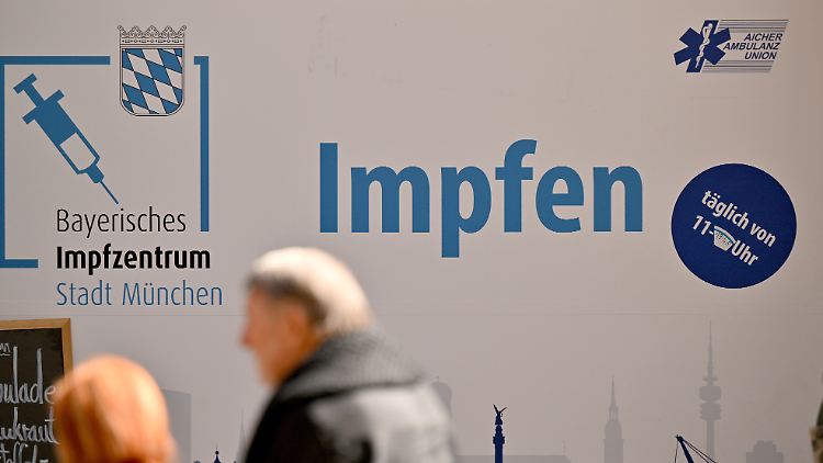 Trotz geringer Nachfrage sollen in Bayern zumindest bis Ende des Jahres alle Impfzentren geöffnet bleiben.