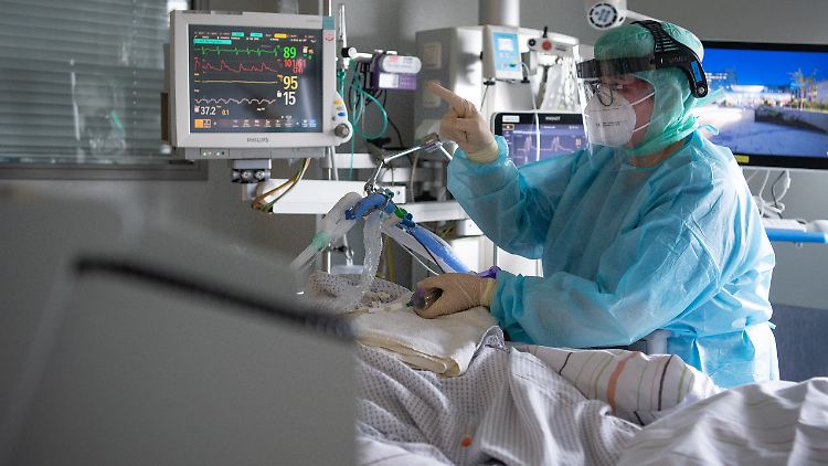 Bereits seit Mitte März greift eine Impfpflicht für Beschäftigte in Einrichtungen für besonders zu schützende Gruppen wie Kliniken und Pflegeheime.