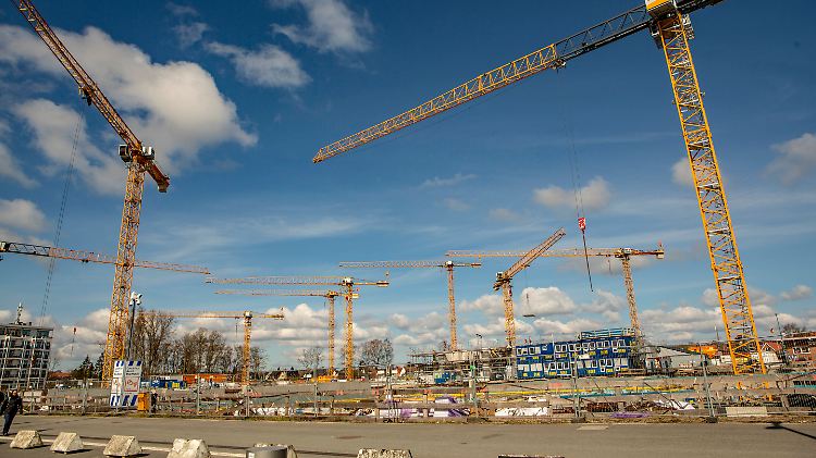 Die Bundesregierung rechnet mit deutlich weniger Wirtschaftswachstum in diesem Jahr.