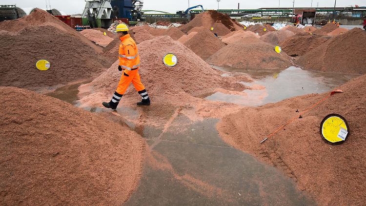 Recycling-Kupfer auf einem Lagerplatz in Hamburg: Ab 2030 könnte es globale Engpässe bei bestimmten Metallen geben.