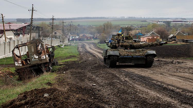 Heftige Gefechte im offenen Gelände: Ein ukrainischer Kampfpanzer rollt Mitte April durch die zurückeroberte Ortschaft Hussariwka bei Isjum.