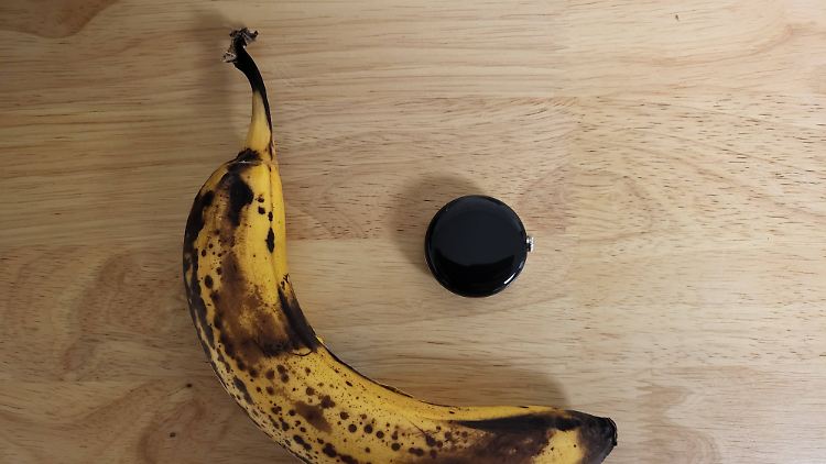 Kann man machen: Größenvergleich der angeblichen Google Pixel Watch mit einer Banane.