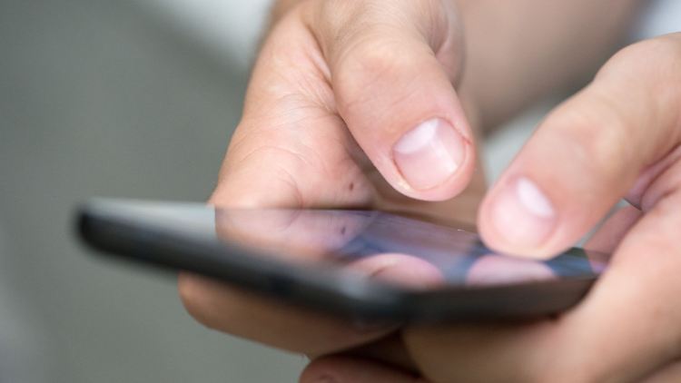 Eine App zum Anhören von Mailboxnachrichten runterladen? Hier hört man besser auf die warnenden Stimmen im Kopf und lässt es.