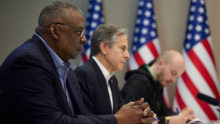Die US-Minister Lloyd (l.) und Blinken während ihres Besuchs in Kiew am Sonntag.