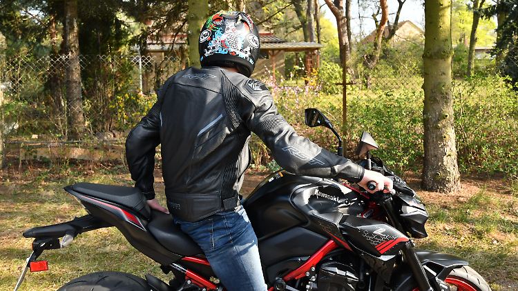 Der Rückenprotektor ist ob der in ihm integrierten Technik etwas größer als bei herkömmlichen Motorradjacken.