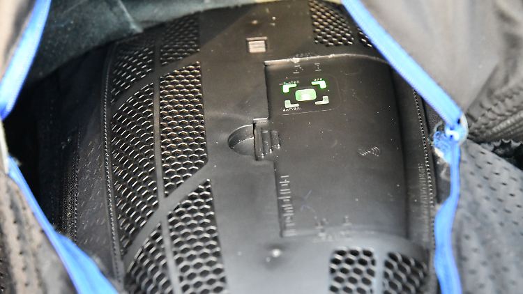 Die In&box ist das Herz und das Hirn des Airbagsystems. Seine Bereitschaft und Abwesenheit zeigt sie durch unterschiedliche LED-Farb-Lichter an.