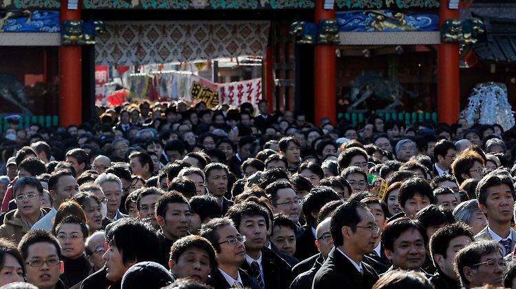 Ob es hilft? Japanische Geschäftsleute beten Jahresbeginn traditionell für Reichtum und Wohlstand.
