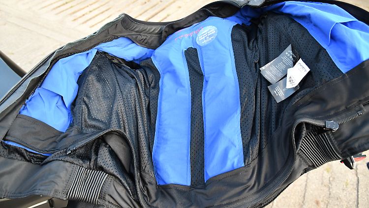 Das Blaue sind die Airbags in der RST-Jacke, die vor allem die empfindlichen Stellen des Motorradfahrers schützen sollen.