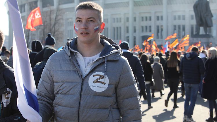 Pro-Kriegs-Demonstrant in Moskau: Nur diese Meinung ist in Russland noch erlaubt. 