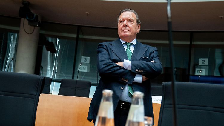 Gerhard Schröder könnten bald weniger Büroräume im Bundestag zur Verfügung stehen.