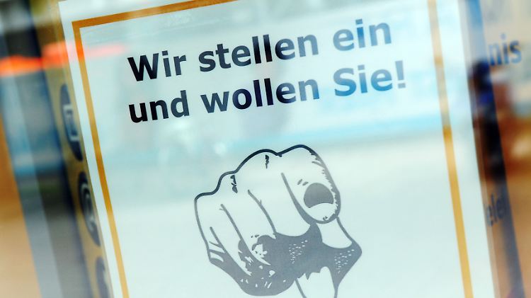 Die Opposition schäumt: "Diese Regierung hat überhaupt kein Verhältnis zum Geld. Hier wird Personal auf Schulden finanziert", sagt der haushaltspolitische Sprecher der CDU, Christian Haase.