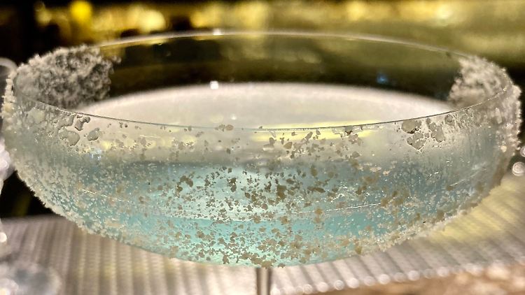 Der Cocktail "Life's a Beach" besteht aus Tequila, Curacao, Dill, Wassermelone und Mandelsand.