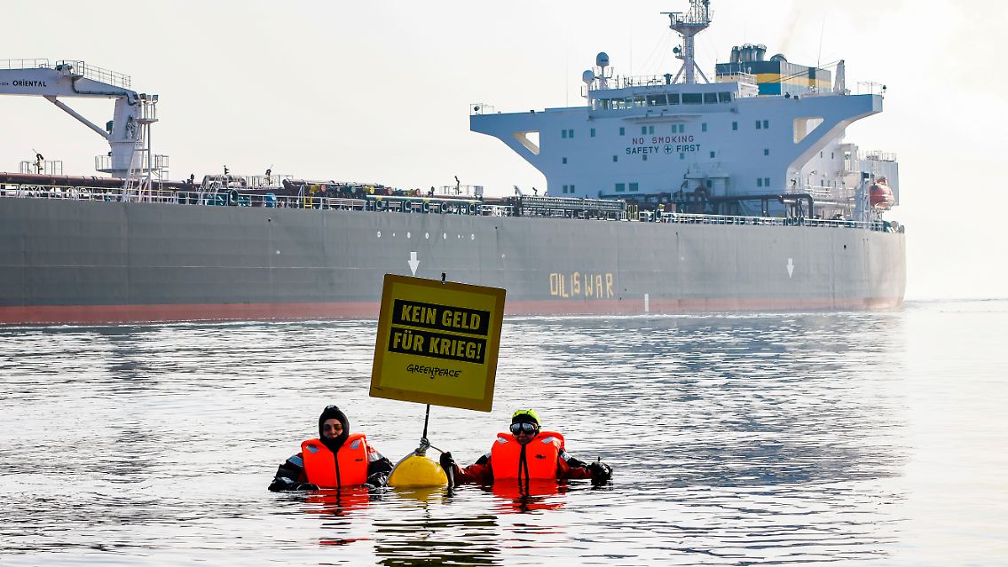Umwelt-Aktivisten protestierten im März in der Ostsee vor einem Transportschiff mit russischesm Öl.