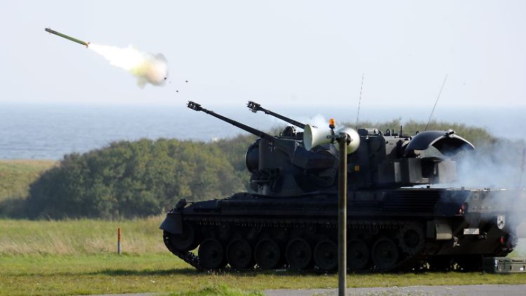 Ein Flugabwehrpanzer vom Typ "Gepard" feuert auf dem Schießplatz im schleswig-holsteinischen Todendorf eine Stinger-Flugabwehrrakete ab (Bild von 2010).