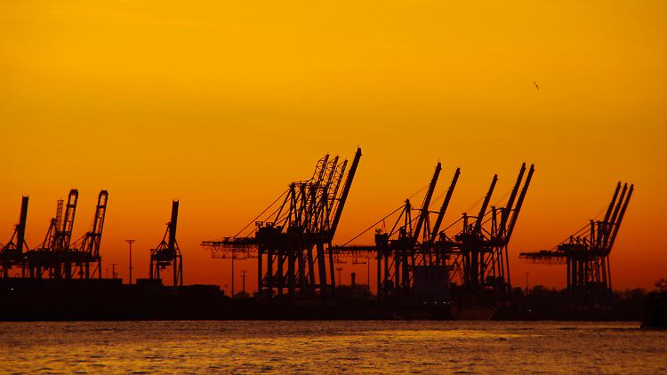 Containerbrücken im Hamburger Hafen im Sonnenuntergang. 