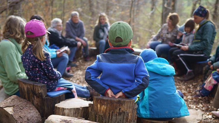 Morgenkreis des Waldkindergartens "Die Frischlinge" im Wald am Büdinger Stadtrand.